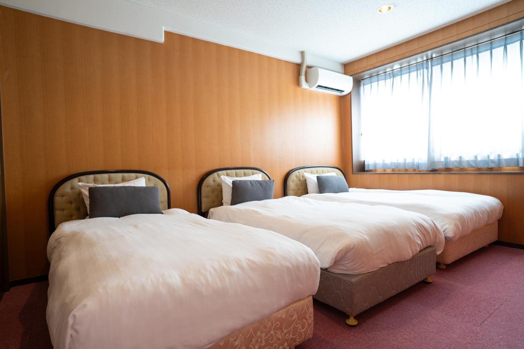 Royal Hotel Йомитан Екстериор снимка