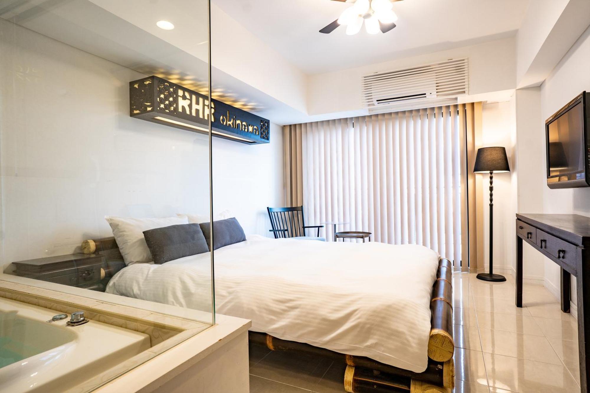 Royal Hotel Йомитан Екстериор снимка