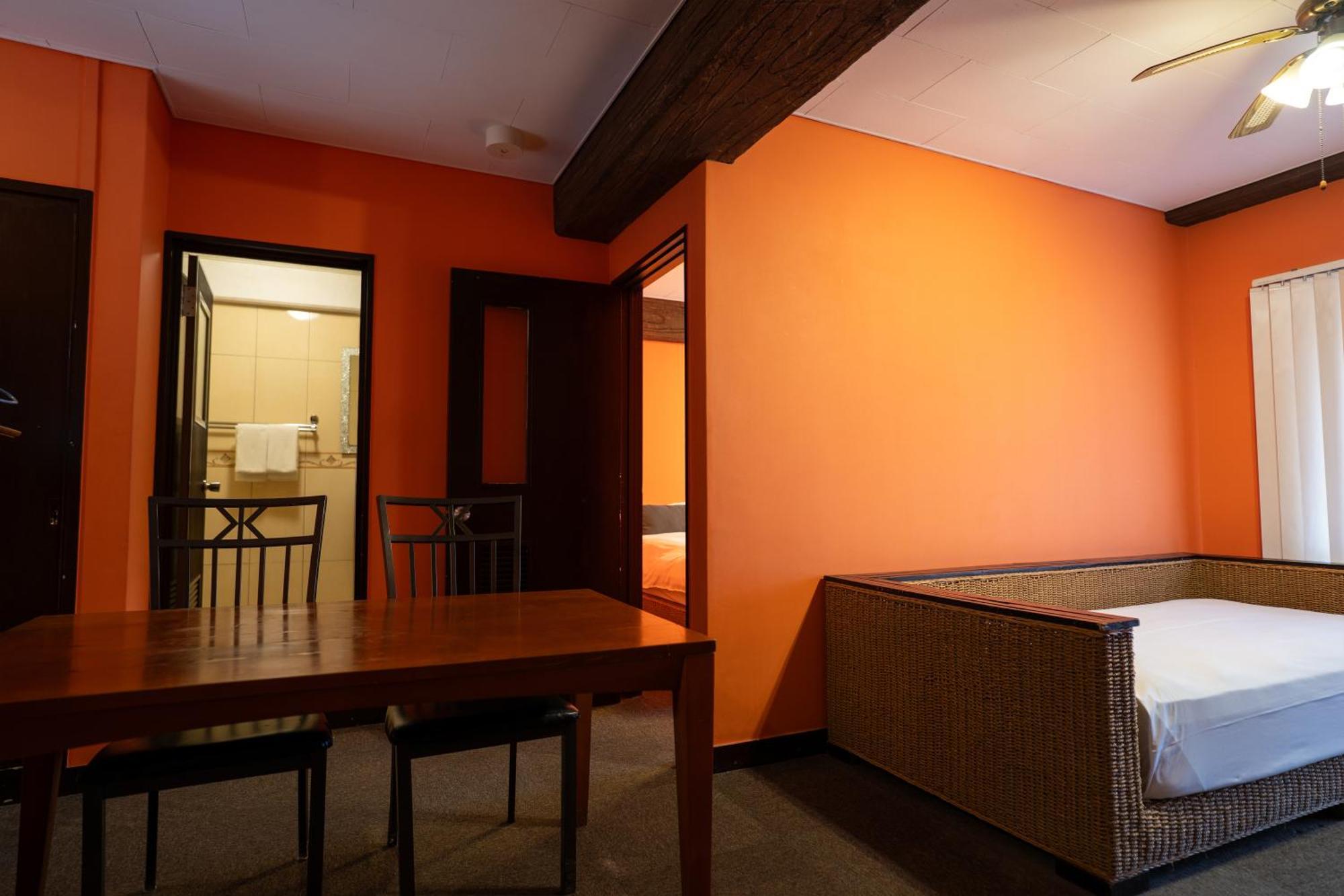 Royal Hotel Йомитан Екстериор снимка