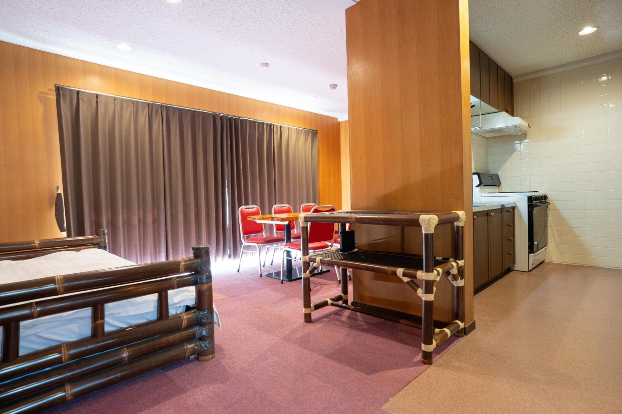 Royal Hotel Йомитан Екстериор снимка