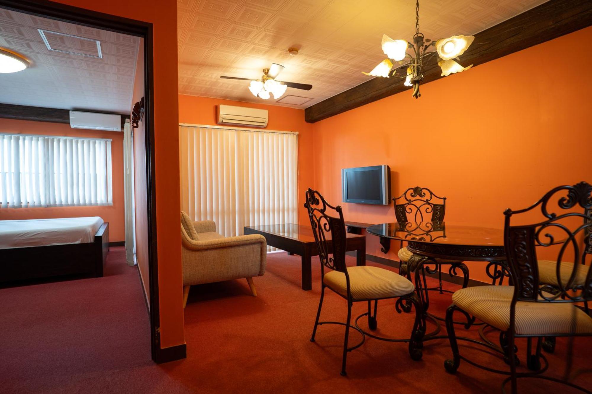 Royal Hotel Йомитан Екстериор снимка