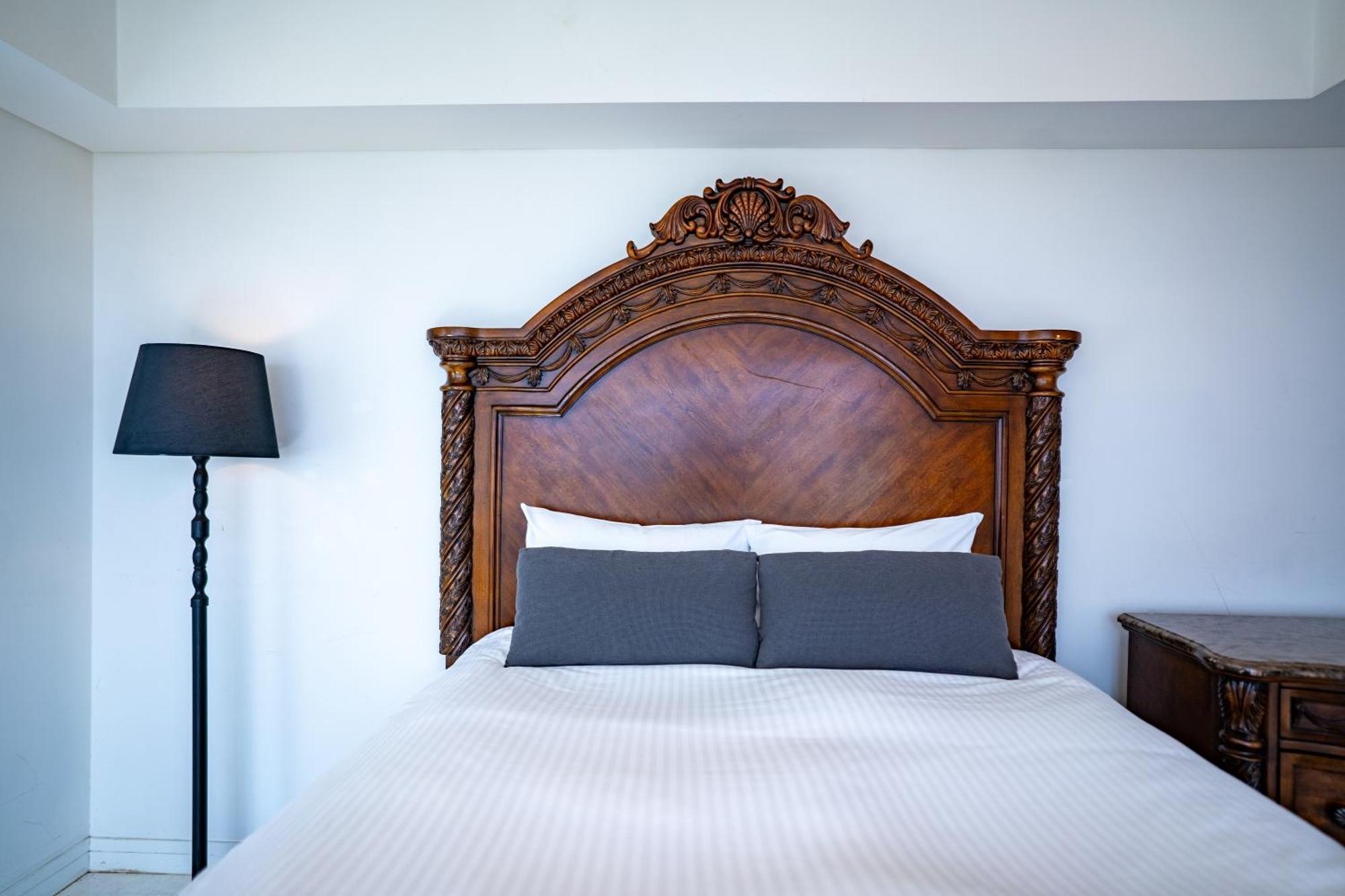 Royal Hotel Йомитан Екстериор снимка