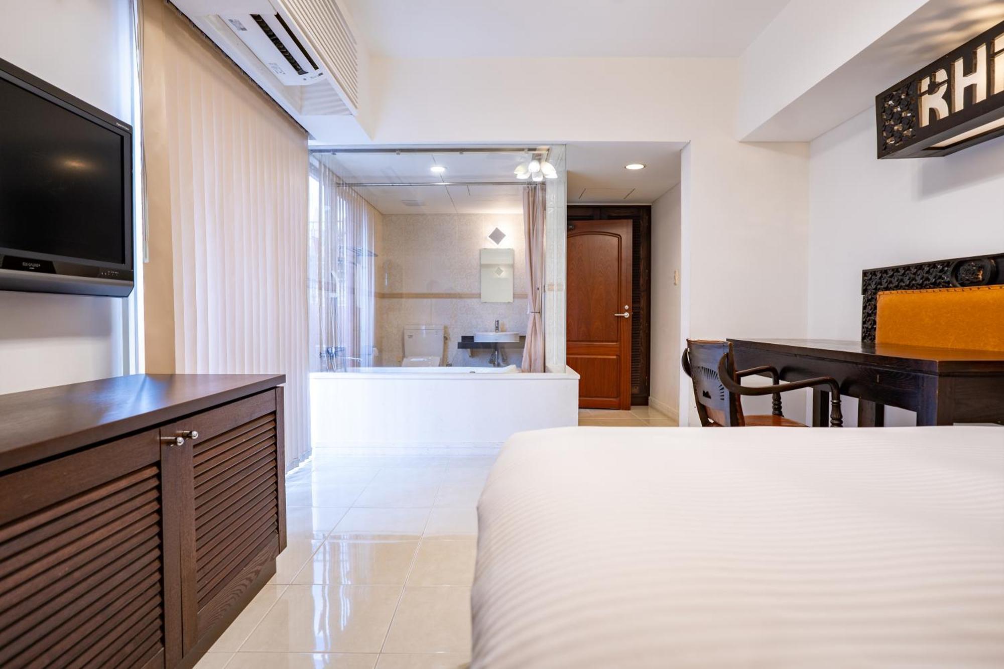 Royal Hotel Йомитан Екстериор снимка