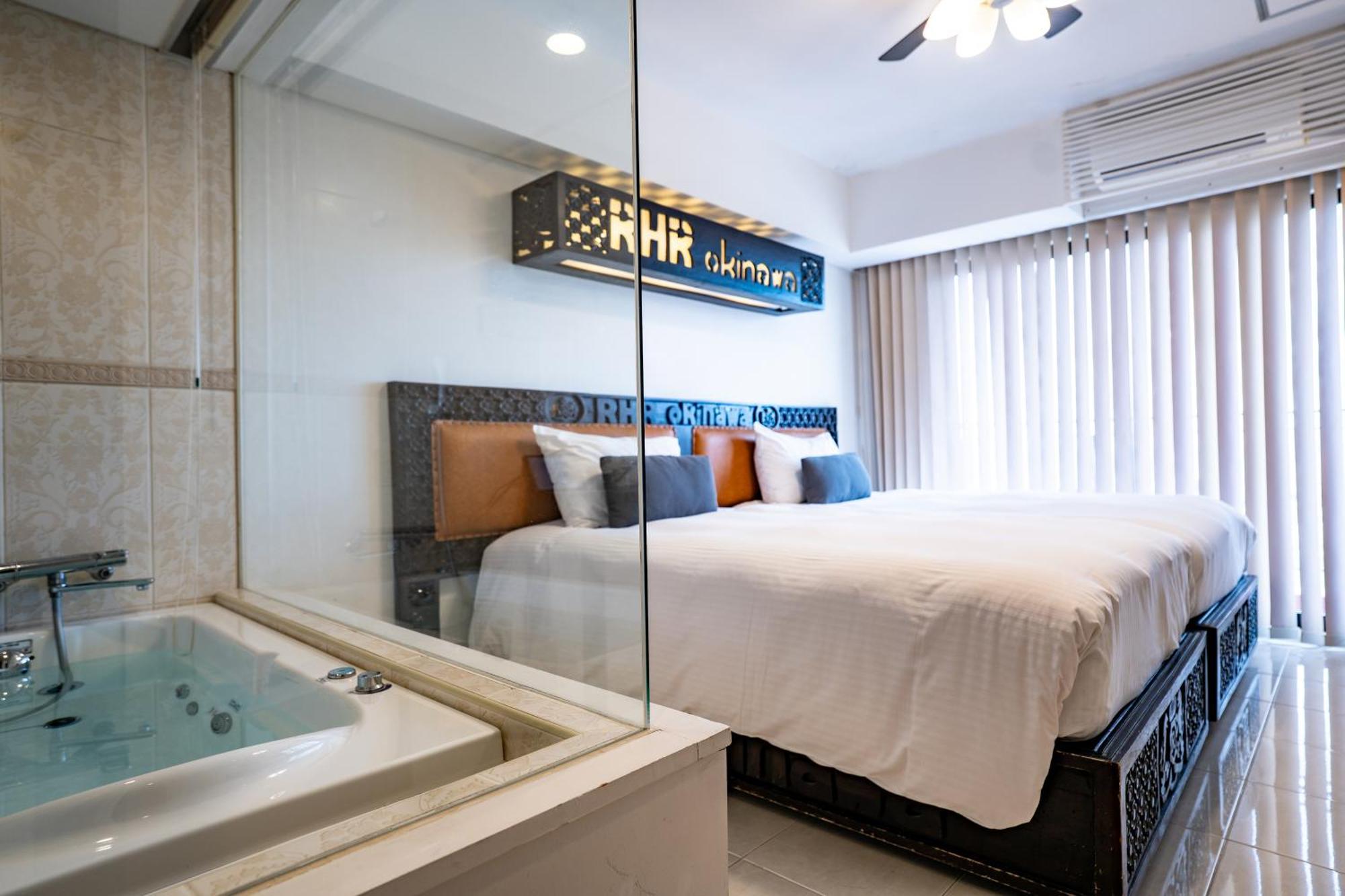 Royal Hotel Йомитан Екстериор снимка