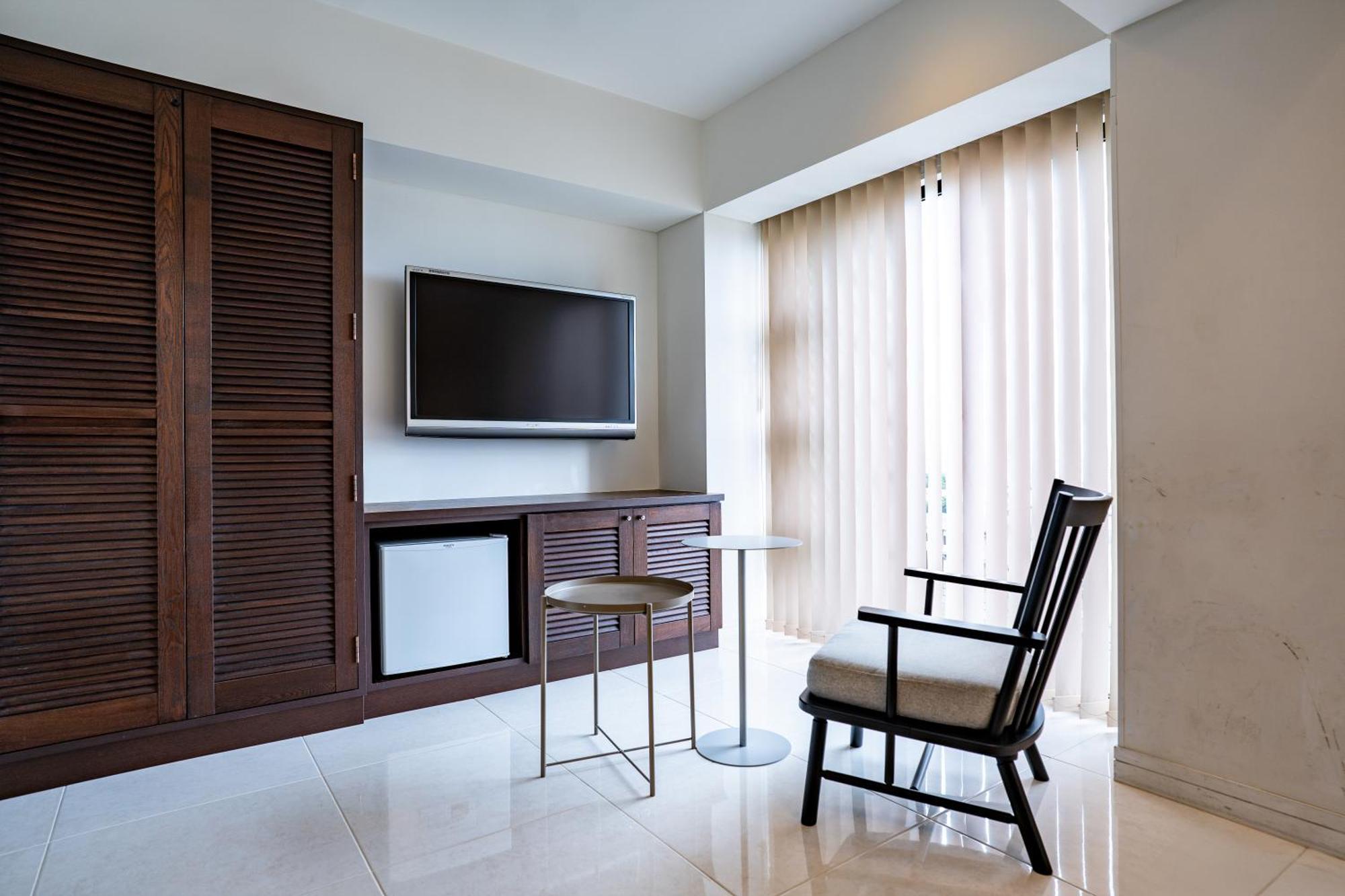 Royal Hotel Йомитан Екстериор снимка